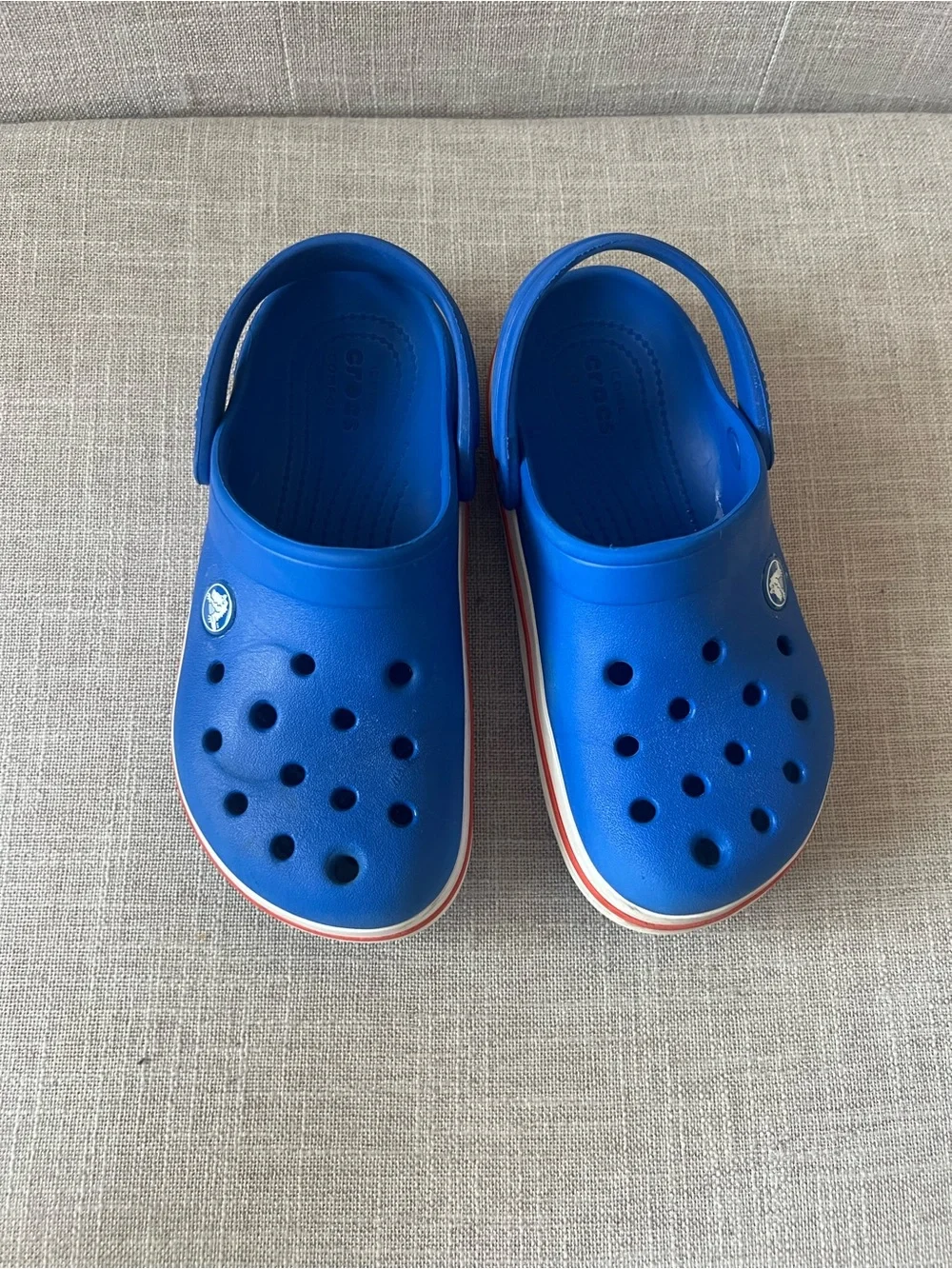 CROCS Blue boys/girls/unisex logo outdoor playground school clogs w/strap, 13